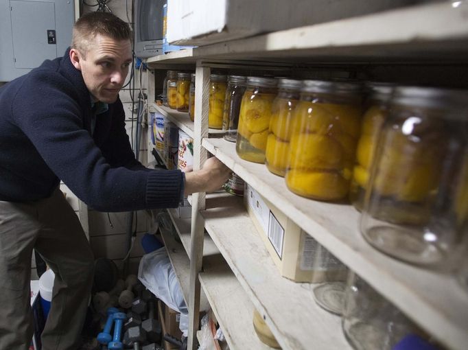 Hugh Vail inventories his food storage at his home in Bountiful, Utah, December 10, 2012. While most "preppers" discount the Mayan calendar prophecy, many are preparing to be self-sufficient for threats like nuclear war, natural disaster, famine and economic collapse. Picture taken December 10, 2012. REUTERS/Jim Urquhart (UNITED STATES - Tags: SOCIETY FOOD) Published: Pro. 18, 2012, 5:23 odp.