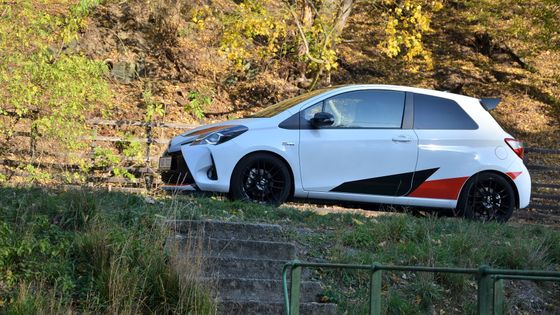 Zbarvení Yarise GRMN připomíná závodní marking rallyových speciálů Toyota.