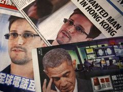 Photos of Edward Snowden, a contractor at the National Security Agency (NSA), and U.S. President Barack Obama are printed on the front pages of local English and Chinese newspapers in Hong Kong in this illustration photo June 11, 2013. Snowden, who leaked details of top-secret U.S. surveillance programs, dropped out of sight in Hong Kong on Monday ahead of a likely push by the U.S. government to have him sent back to the United States to face charges. REUTERS/Bobby Yip (CHINA - Tags: POLITICS MEDIA) Published: Čer. 11, 2013, 11:20 dop.