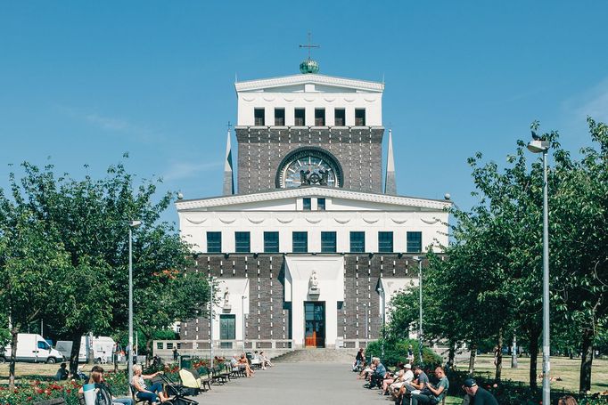 Kostel Nejsvětějšího srdce Páně na náměstí Jiřího z Poděbrad.