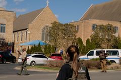 Mladá žena v křesťanské škole v Nashvillu zabila šest lidí, policie ji zastřelila