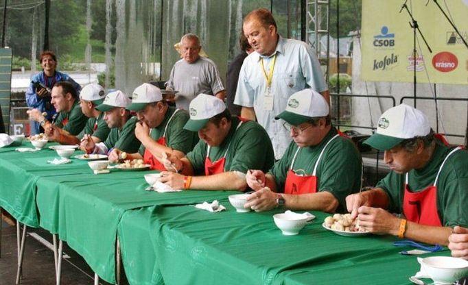 Na vizovickém festivalu Trnkobraní se trnka, neboli švestka, vyskytuje především v tekuté formě, zastoupena je ale i v pevném stavu, třeba při soutěži v pojídání švestkových knedlíků