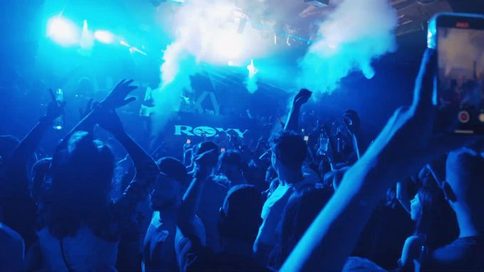 Video z prvního večera oslav 30 let klubu Roxy, na kterém zahrál belgický DJ Netsky.