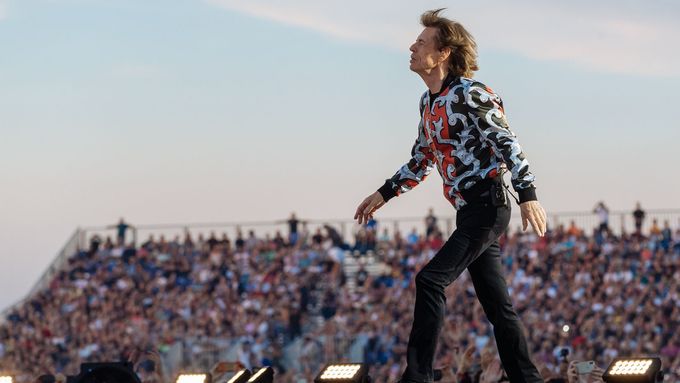 Čtyřiasedmdesátiletý zpěvák Mick Jagger na sobě vysoký věk nedává znát.