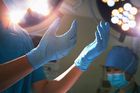 Chirurgy mohou brzy nahradit stroje. První robot zvládl operaci bez lidské pomoci