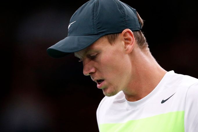 Český tenista Tomáš Berdych ve čtvrtfinále paříšského Masters 2012 v utkání proti Francouzi Gillesu Simonovi.