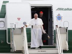 Papež František při pondělním návratu do Evropy.