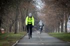 Cesta do práce na kole šetří emise i peníze. Města spojují cyklistiku s tramvajenkami