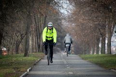 Cesta do práce na kole šetří emise i peníze. Města spojují cyklistiku s tramvajenkami