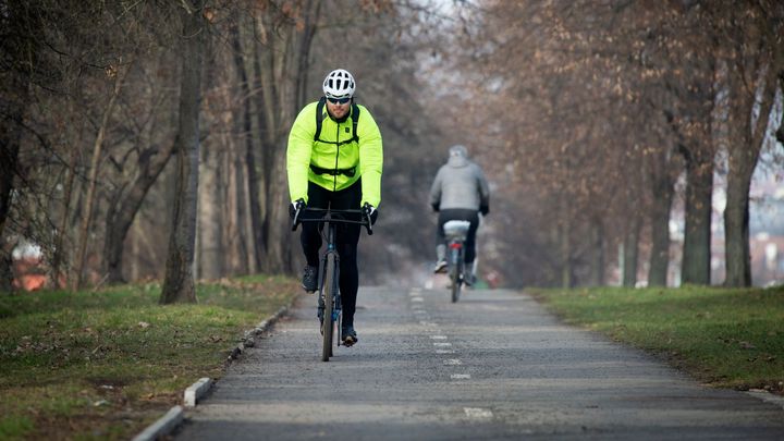 Cesta do práce na kole šetří emise i peníze. Města spojují cyklistiku s tramvajenkami; Zdroj foto: ČTK