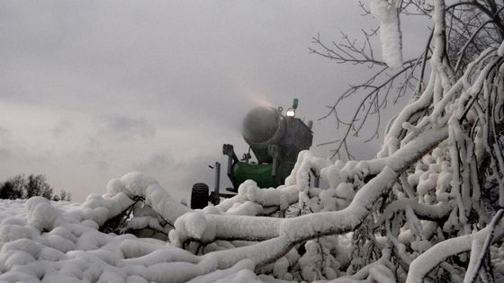 První sníh pro lyžařský šampionát přemalovává Vesec na bílo