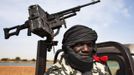 A Malian soldier sits in a Malian army pickup truck mounted with a machine gun in Diabaly January 26, 2013. REUTERS/Joe Penney (MALI - Tags: CIVIL UNREST POLITICS CONFLICT MILITARY) Published: Led. 26, 2013, 6:53 odp.