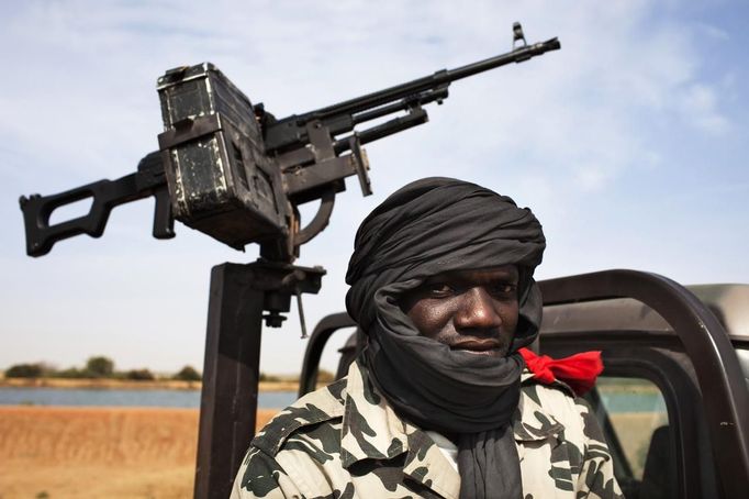 A Malian soldier sits in a Malian army pickup truck mounted with a machine gun in Diabaly January 26, 2013. REUTERS/Joe Penney (MALI - Tags: CIVIL UNREST POLITICS CONFLICT MILITARY) Published: Led. 26, 2013, 6:53 odp.