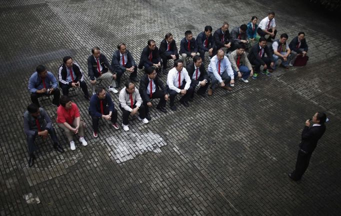 Mid-level government officials listen a lesson at an old battle site during a five-day training course at the communist party school called China Executive Leadership Academy of Jinggangshan, in Jiangxi province, in this September 21, 2012 file photo. China's Communist Party has dramatically stepped up its training of the country's roughly 40 million party and government officials in the past decade. With public scrutiny of cadre behaviour growing via social media, the party is likely to call for continued, and deepened, cadre education at the upcoming 18th Party Congress. At the vanguard of this education drive, alongside a Central Party School in Beijing, are three "Executive Leadership Academies" which opened in 2005 for middle-ranking and senior officials in Shanghai, Yan'an and Jinggangshan. The curriculum covers Marxism, Leninism and Mao Zedong Thought, but students may also take finance courses, receive in-depth media training or role-play crisis management scenarios on everything from disease outbreaks to train wrecks. REUTERS/Carlos Barria/Files (CHINA - Tags: POLITICS SOCIETY) Published: Zář. 24, 2012, 1:39 odp.