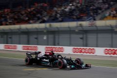 Hamilton vyhrál kvalifikaci na vůbec první závod F1 v Kataru
