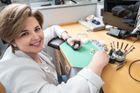 "Jako hodinářka hodinky nevyrábím, ale opravuji," říká Anna Chytilová.