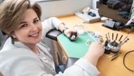 "Jako hodinářka hodinky nevyrábím, ale opravuji," říká Anna Chytilová.