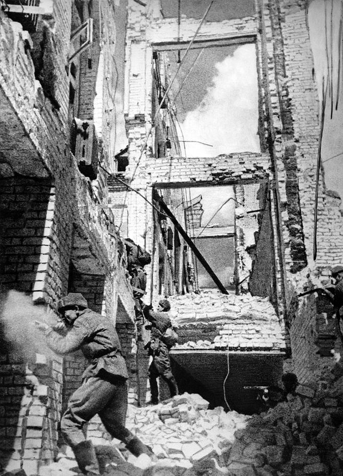 Великая Отечественная война, 1943 год Stalingrad. Street combats. Reproduction. Photo TASS Сталинград. Бой на городской улице. Репродукция Фотохроники ТАСС