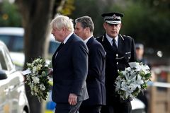 Britská policie vyšetřuje vraždu poslance jako terorismus, uvedla jméno podezřelého
