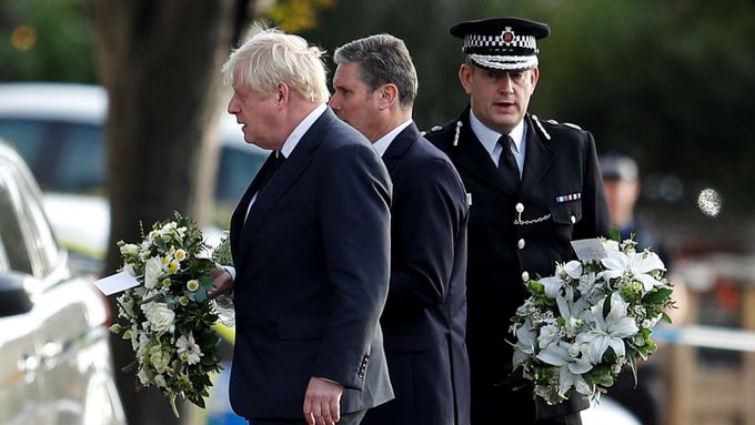 Místo činu v sobotu navštívil premiér Boris Johnson.