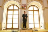Tady sedím já. Obvykle. Předseda Poslanecké sněmovny Miloslav Vlček (ČSSD) bez pultíku.
