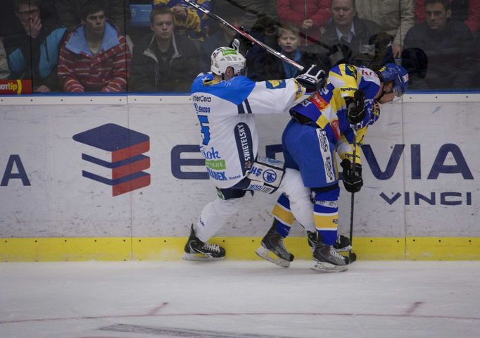 Jakub Jeřábek (vlevo) atakuje Marka Melenovského