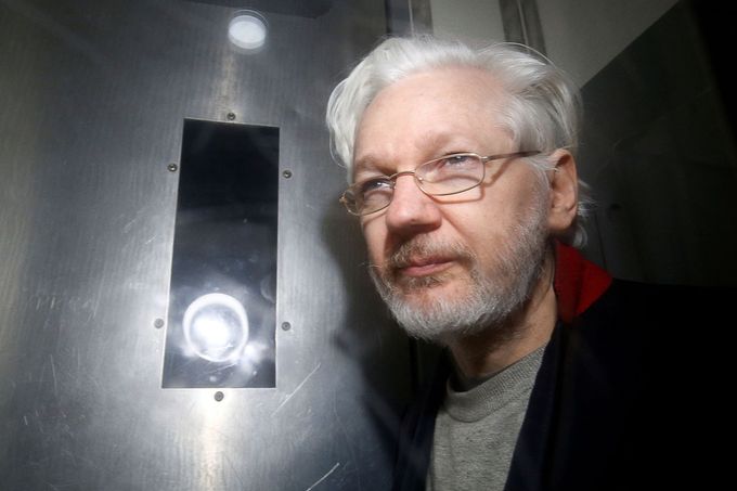 Spoluzakladatel serveru WikiLeaks Julian Assange na snímku z 13. ledna 2020