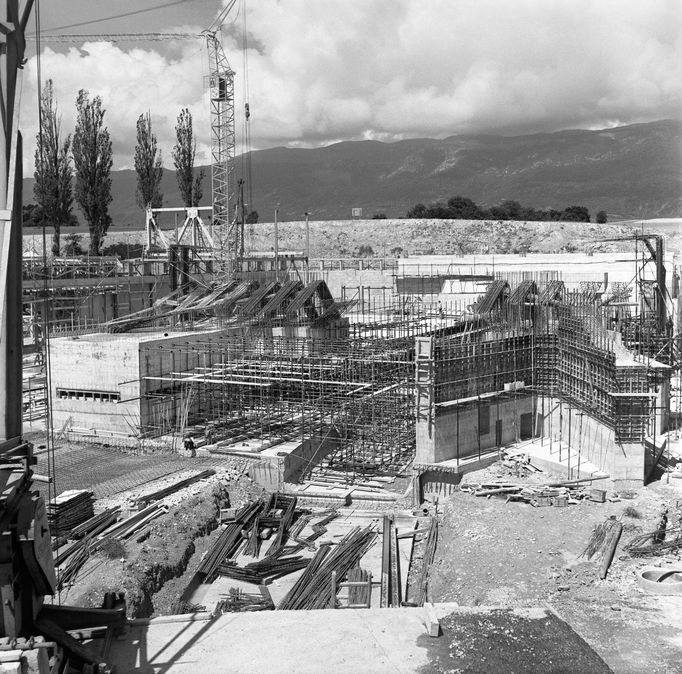 Stavba výzkumného centra CERN v Meyrinu u Ženevy, červenec 1956.