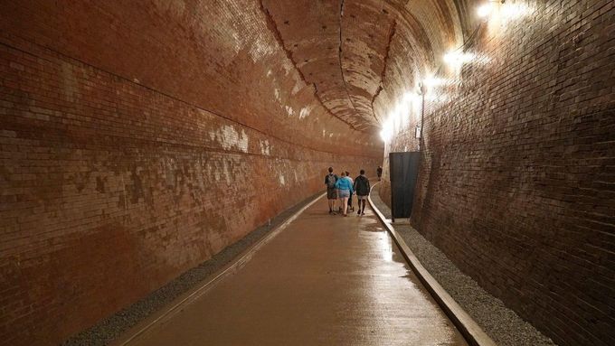 Tunel o délce 670 metrů stavitelé pod Niagarskými vodopády vybudovali koncem 19. století. Dokázal pojmout více než 250 tisíc litrů vody.