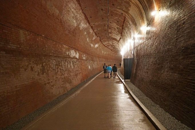 Tunel o délce 670 metrů stavitelé pod Niagarskými vodopády vybudovali koncem 19. století. Dokázal pojmout více než 250 tisíc litrů vody.