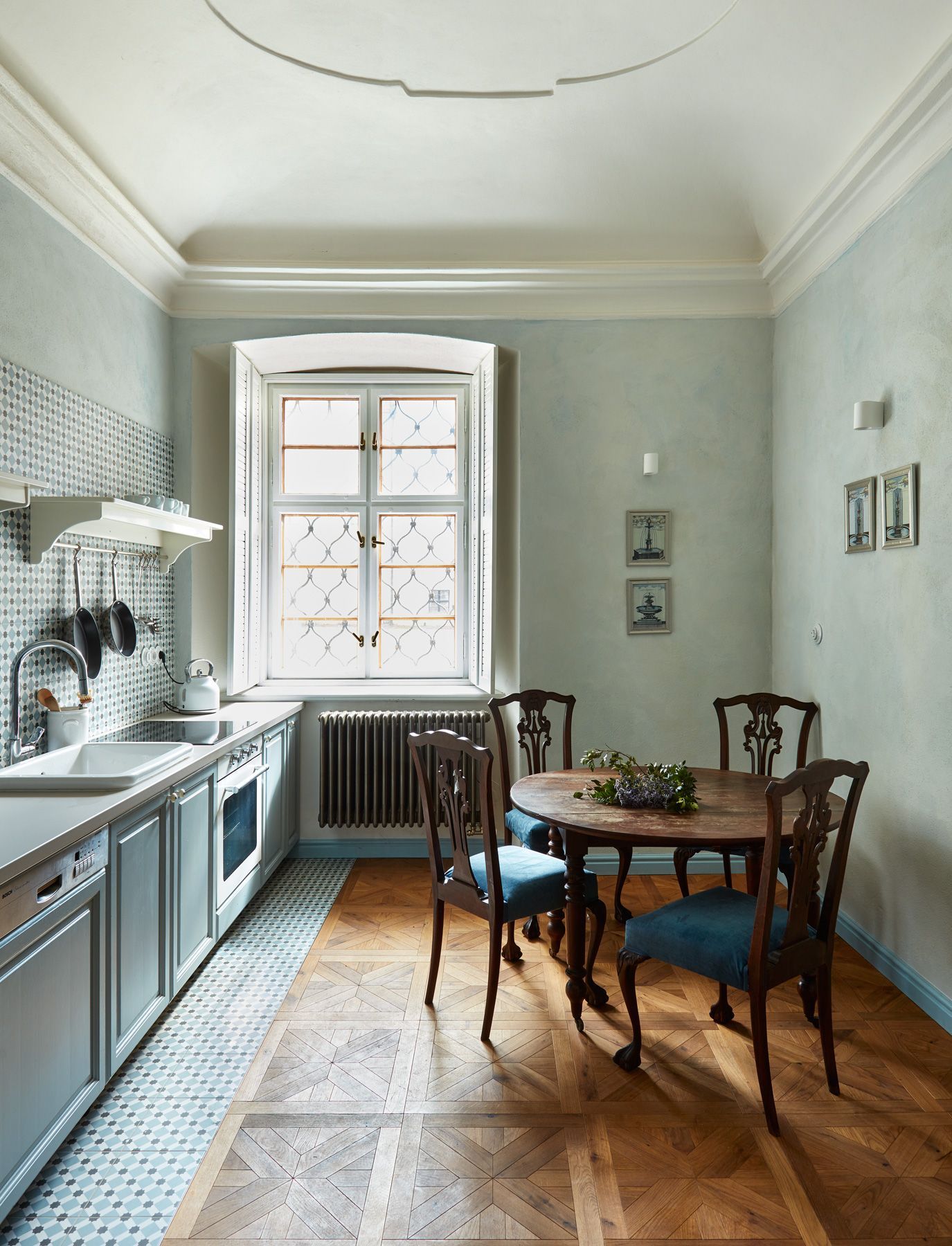 Zámek Žďár nad Sázavou ubytování u kašny apartmán kuchyň stůl židle