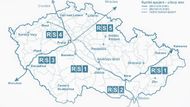 Příprava vysokorychlostních tratí v Česku nabývá konkrétnějších rozměrů. Správa železniční dopravní cesty (SŽDC) totiž v pátek podle serveru Zdopravy.cz podepsala smlouvu o spolupráci s francouzským správcem infrastruktury Société nationale des chemins de fer français (SNCF). Podle SŽDC je typologie tratí francouzské SNCF velmi podobná typologii připravovaných pilotních úseků v Česku. Jde o tratě pro osobní dopravu s maximální rychlostí nad 250 km/h. Na snímku je spojení RS1 mezi Prahou a Brnem vedeno ve dvou alternativních větvích. Podle zpravodaje Aktuálně.cz však SŽDC zvažuje už jen severní variantu, která vede mimo Benešov.