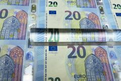 Rána za ránou. Koruna dál prudce padá k euru i dolaru, sráží ji koronavirus i Trump