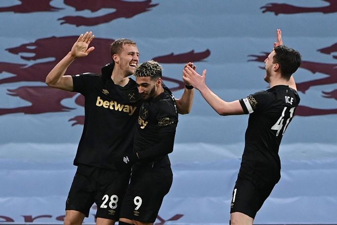 Tomáš Souček se raduje z branky v síti Aston Villy