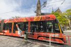 Tramvaje a autobusy v Praze nebudou mít reklamu na alkohol či erotiku