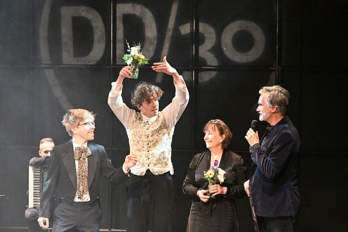 Cenu pro divadlo roku převzali za dejvickou scénu bývalá ředitelka Eva Kejkrtová Měřičková (druhá zleva) a umělecký šéf Martin Myšička.