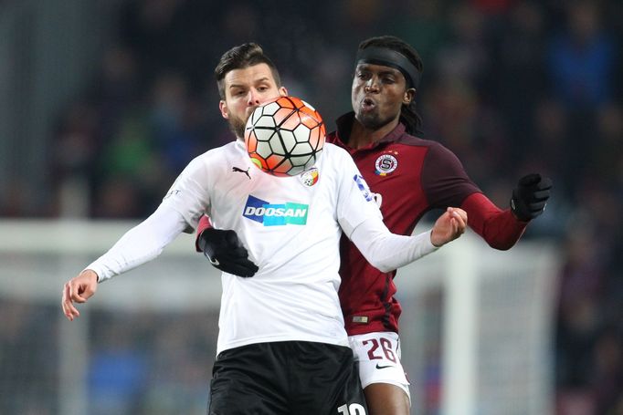 SL, Sparta-Plzeň: Costa Nhamoinesu - Michal Ďuriš