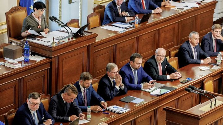 Sněmovní opozici se nepodařilo svrhnout koaliční vládu. Poslanci jednali 25 hodin; Zdroj foto: Petr Topič/Mafra/Profimedia
