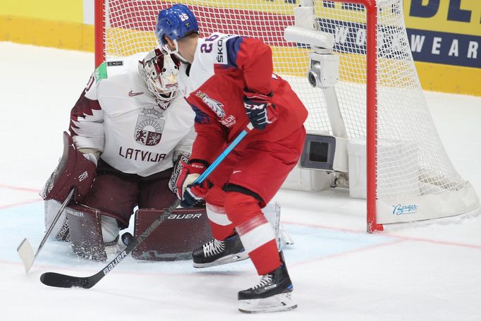 Elvis Merzlikins a Michal Řepík v zápase Česko - Lotyšsko na MS 2019