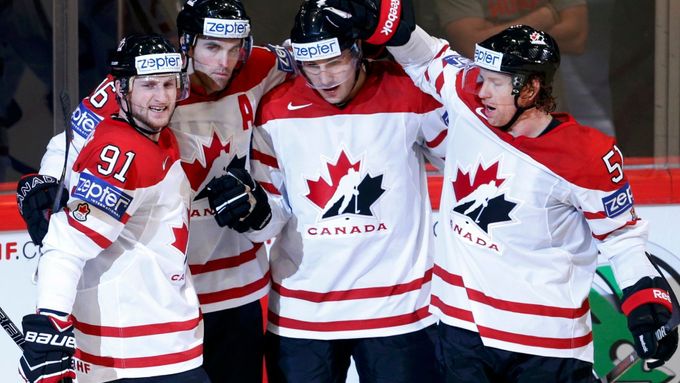 Kanadané vyhráli zápas díky gólů Stevena Stamkose (vlevo) ve 4. minutě prodloužení a posunuli se na první místo tabulky.