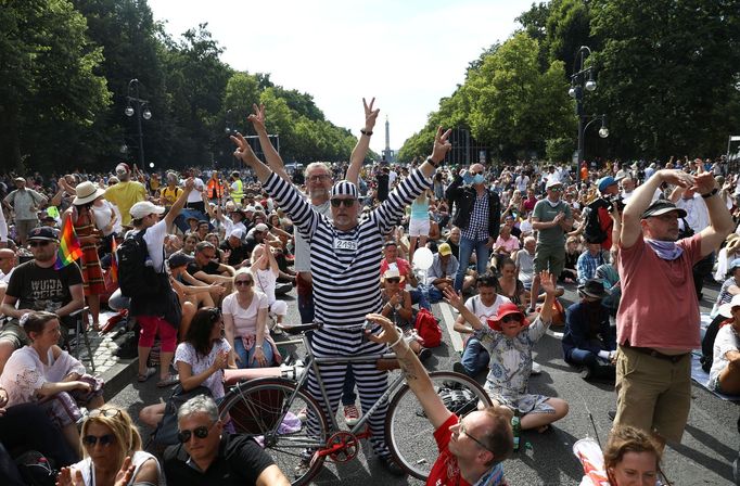 Protesty v Berlíně proti restrikcím kvůli koronaviru