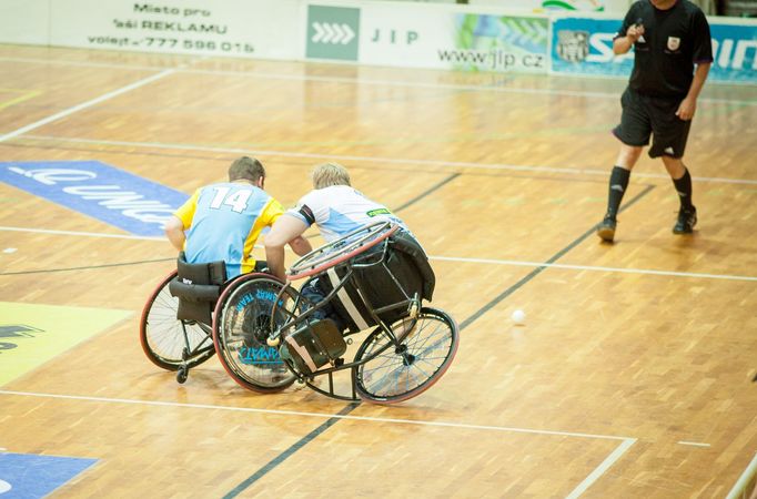 Souboj o balonek mezi Jiřím Valešem a Miroslavem Večeřou, ve kterém byl Večeřa později a následkem toho fauloval