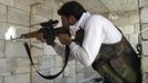 A sniper from the Free Syrian Army takes position in Aleppo July 29, 2012. REUTERS/Obeida Al Naimi (SYRIA - Tags: POLITICS CONFLICT CIVIL UNREST MILITARY) Published: Čec. 29, 2012, 4:54 odp.