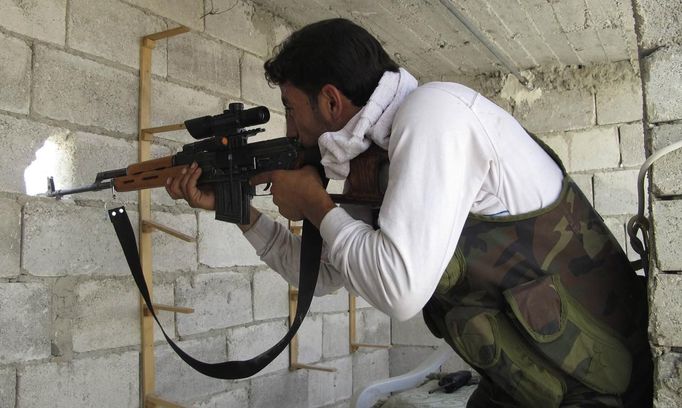 A sniper from the Free Syrian Army takes position in Aleppo July 29, 2012. REUTERS/Obeida Al Naimi (SYRIA - Tags: POLITICS CONFLICT CIVIL UNREST MILITARY) Published: Čec. 29, 2012, 4:54 odp.