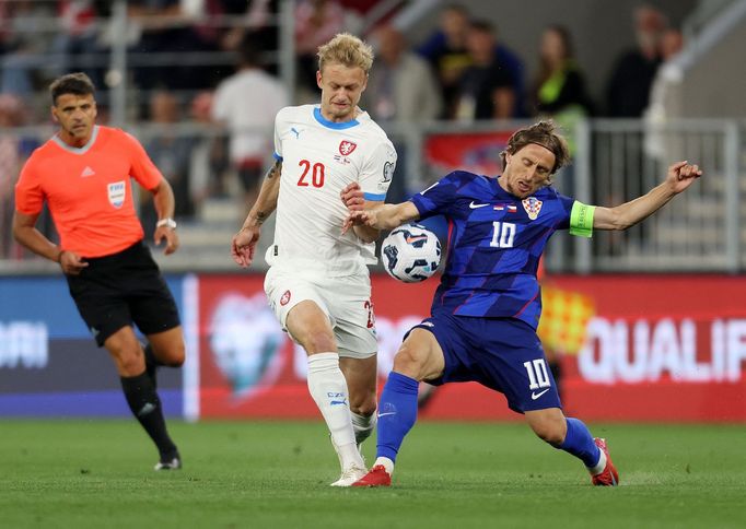 Jaroslav Zelený a Luka Modrič v utkání kvalifikace MS 2026 Chorvatsko - Česko
