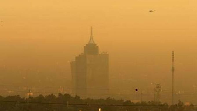 K výraznějšímu snižování emisí skleníkových plynů slibují přistoupit i rozvojové země, jako jsou Čína, Indie a Brazílie. Na snímku Mexico City zahalené smogem.