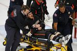 I tak někdy končí souboje v NHL. James Wisniewski musel do nemocnice