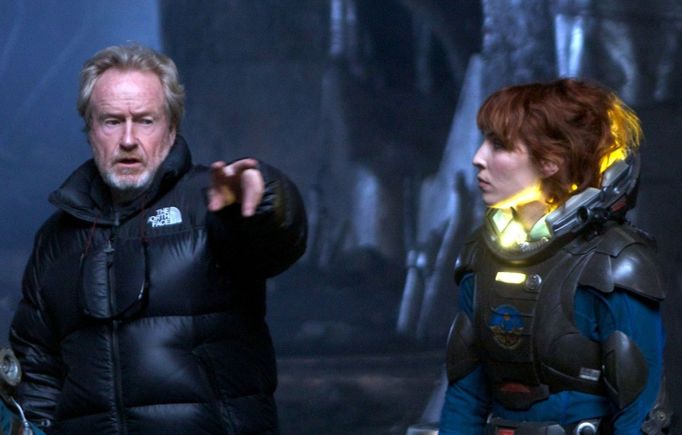 Ridley Scott s Noomi Rapace při natáčení Prométhea