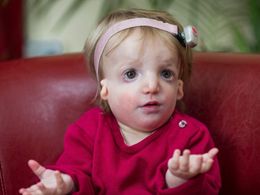 Malá Alice neslyší, učí se od táty znakovou řeč