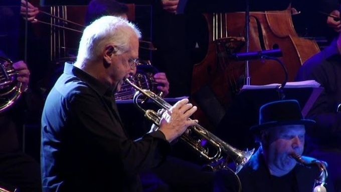 Frankfurtský rozhlasový bigband s trumpetistou Michaelem Mantlerem hraje Mantlerovu kompozici Update Six, záznam z roku 2015.